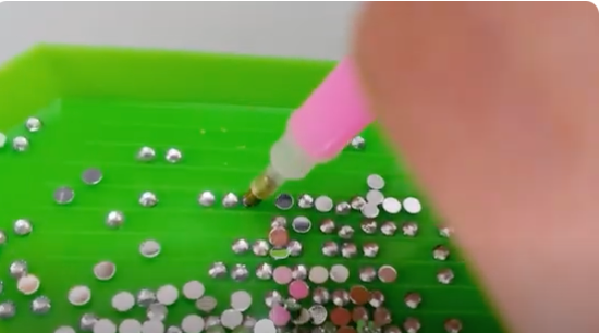 diamantes organizados en una pequeña bandeja