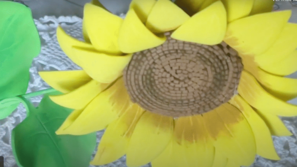 detalle de girasol hecho con goma eva