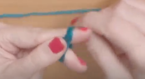 se dan 8 vueltas alrededor de dos dedos de la mano con la lana