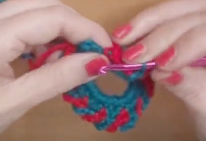 se van alternando cadenas de 5 puntos con cada color
