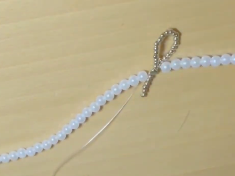 se termina el collar con el lazo